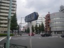 本郷通り　上富士前交差点で不忍通りを渡る