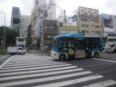 青山通り　表参道交差点で右折する渋谷区ハチ公バス（神宮の杜ルート）