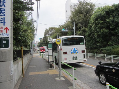二本榎通り　＃１４１　せんぽ東京高輪病院バス停に停まるちぃばす（高輪ルート）