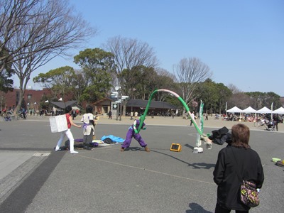 上野公園　大噴水前広場で演技する大道芸者