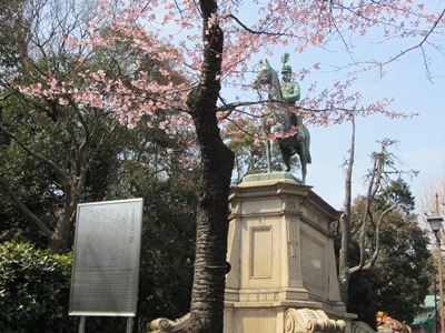 上野公園　大噴水前広場　小松宮彰仁親王銅像
