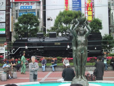 The fountain and the steam locomotive in front of the Karasumori entrance