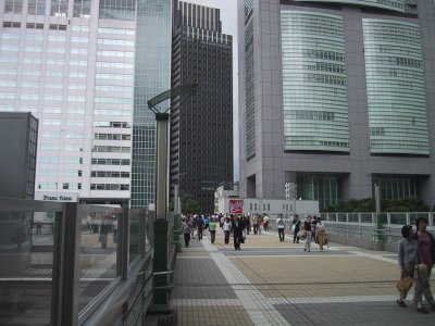 The connection passage from Takashimaya Times Square to the Odakyu Century Southern tower of a west entrance (east-and-west crossing deck)