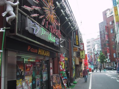 The pachinko parlor and restaurant street under the girder bridge around Kanda