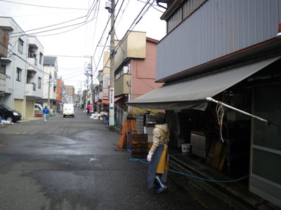 旧東海道（生麦魚河岸通り）　魚屋が並ぶ