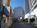 どぶ板通り　突き当たりの横須賀芸術劇場で右折