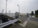 境川に架かる西浜橋で右折