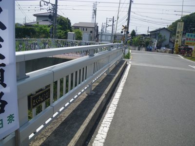 こどもの国通り（県道１３９号）　奈良川に架かる徳恩寺橋を渡る
