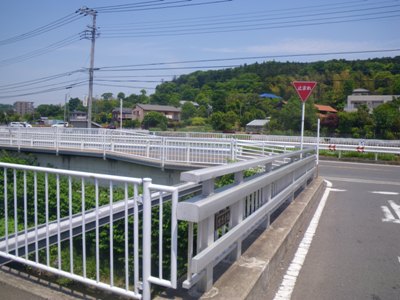 奈良川に架かる徳恩寺橋を渡り、こどもの国通り（県道１３９号）に戻る