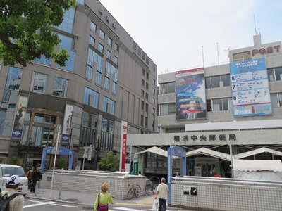横浜駅　東口　横浜中央郵便局、崎陽軒本店