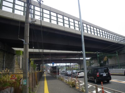 国道１６号　横浜横須賀道路の高架下を歩く