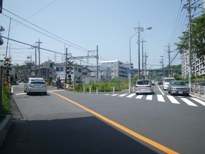県道金沢逗子線（２０５号）　逗子線の踏切を渡る