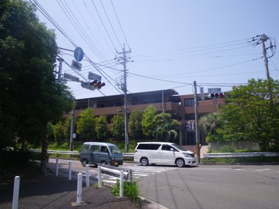 県道金沢逗子線（２０５号）　六浦バイパス南側交差点で左折
