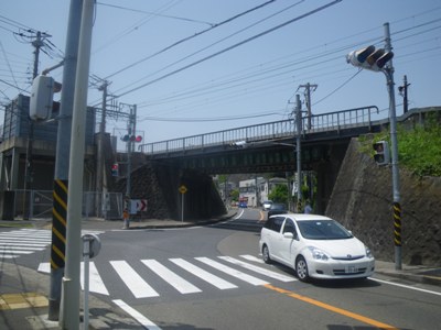 県道金沢逗子線（２０５号）　逗子線鉄橋下を抜ける