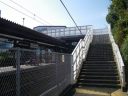 東松原駅は跨線橋の上にある