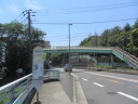 藤沢街道（国道４６７号）　みその歩道橋を過ぎて坂を下る