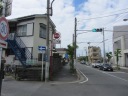 藤沢警察署前交差点で左折後、すぐ左折して住宅街へ