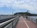 江の島弁天橋を渡る