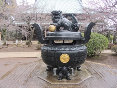 豪徳寺　仏殿前の香炉