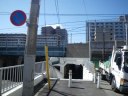 墨堤通り　ＪＲ常磐線、東京メトロ日比谷線ガード下を進む