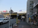 ソニー通り　ＪＲ五反田駅のガード下を進む