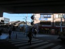都道４２７号（瀬田貫井線）　小田急　豪徳寺駅　高架下を抜けて左折