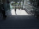 慶應大学　三田キャンパス　南校舎の階段を下る