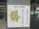 慶應大学　三田キャンパス　正門での案内図