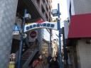 三田通り　三田二丁目交差点で右折、慶応仲通り商店街へ