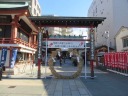 国際大通り　鷲神社　茅の輪が飾られた叉木