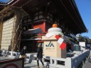 浅草寺　鏡餅、菰樽が飾られた本堂