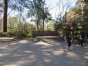 有栖川宮記念公園　広場西端の記念碑正面の下り道