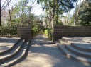 有栖川宮記念公園　広場西端の記念碑正面の階段を下る