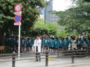 靖国通り　市ケ谷駅交差点　山車を引っ張るために待機する小学生