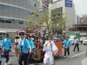 靖国通り　市ケ谷駅交差点　地区の小学生が引く御幣を担ぐ猿山車