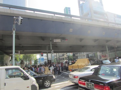 中央通り　銀座八丁目交差点　東京高速道路の高架をくぐる