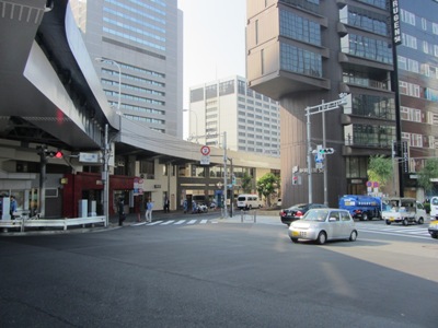 外堀通り　土橋交差点で左折、東京高速道路沿いの銀座コリドー通りへ
