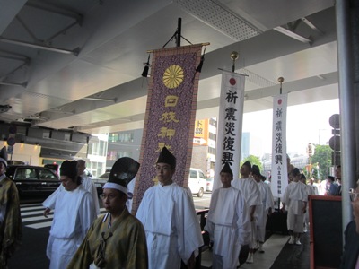 外堀通り　土橋交差点　東京高速道路下を進む神幸祭旗