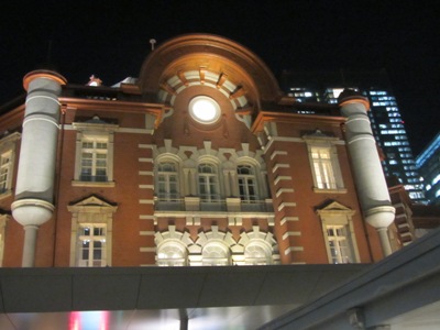 復原され、ライトアップされた東京駅丸の内南口