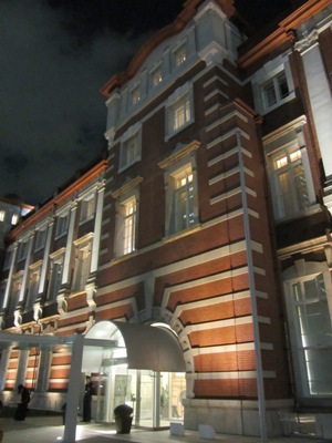 復原され、ライトアップされた東京駅丸の内口　東京ステーションホテル
