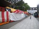 富岡八幡宮　正月準備が進む表参道