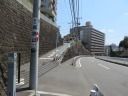 横浜駅根岸道路（市道８０号）　伊勢山皇大神宮に向かう側道入口