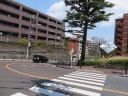 野毛山公園（散策地区）沿いの坂　横浜市　中央図書館角で右折