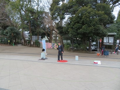 上野公園　さくら通り　五条天神前で演技するセブンアーティスト