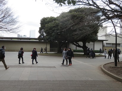 上野公園　突き当りの日本芸術院会館前で右折、遊歩道を南下