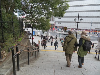 上野公園　階段を降り、ヨドバシカメラ前へ
