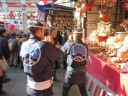  鷲神社　酉の市名物の熊手を売る露店 