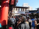 鷲神社　参拝のため小鳥居前で並ぶ人々