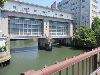 永代通り　亀島川に架かる霊岸橋