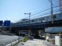 国道１号（東海道）　ＪＲ高島町鉄橋下を進む